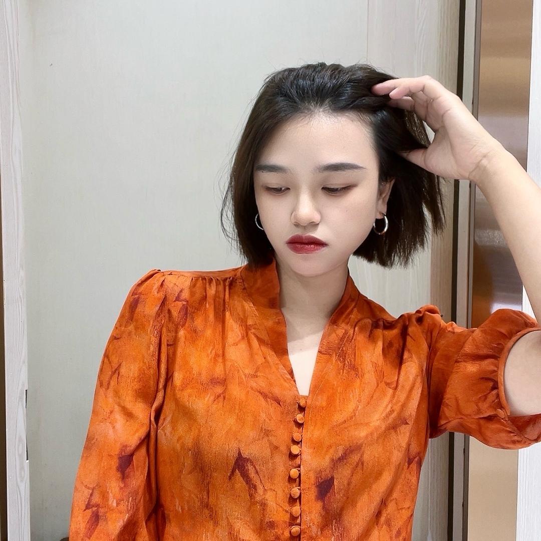 安顺欧宝狮品牌女装店长～芳芳