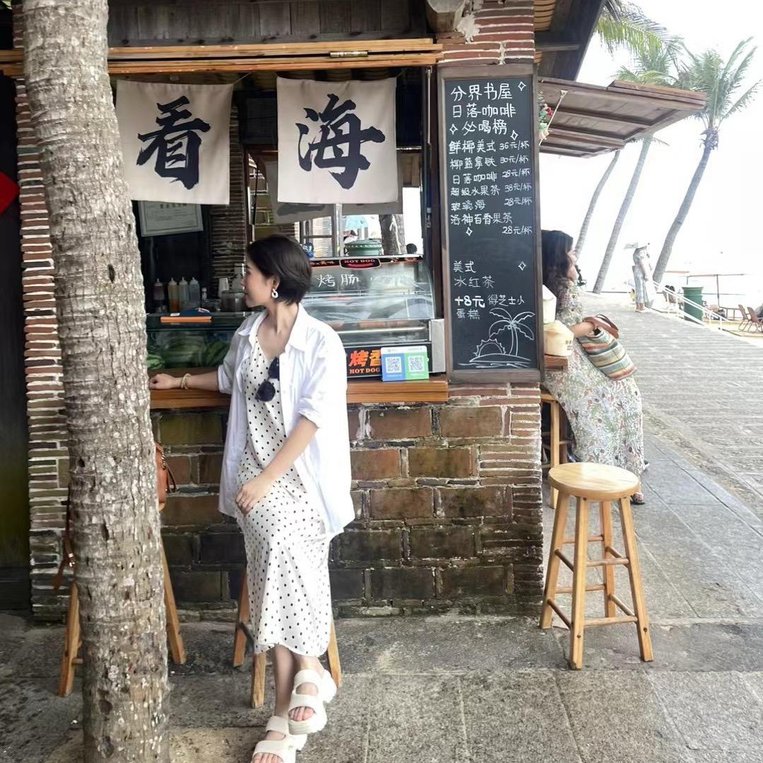 浠