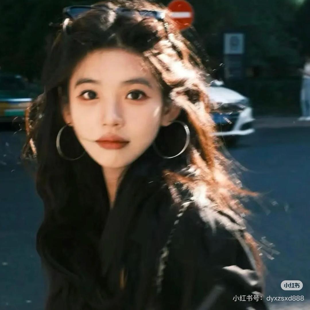 丽 子。
