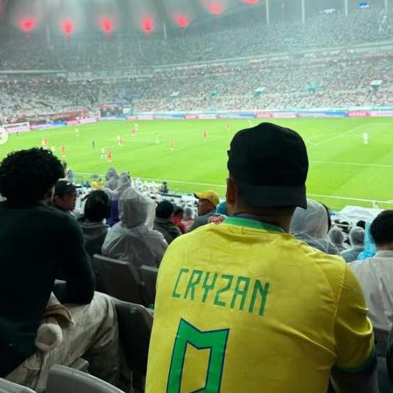 连告别都双手插兜的男人