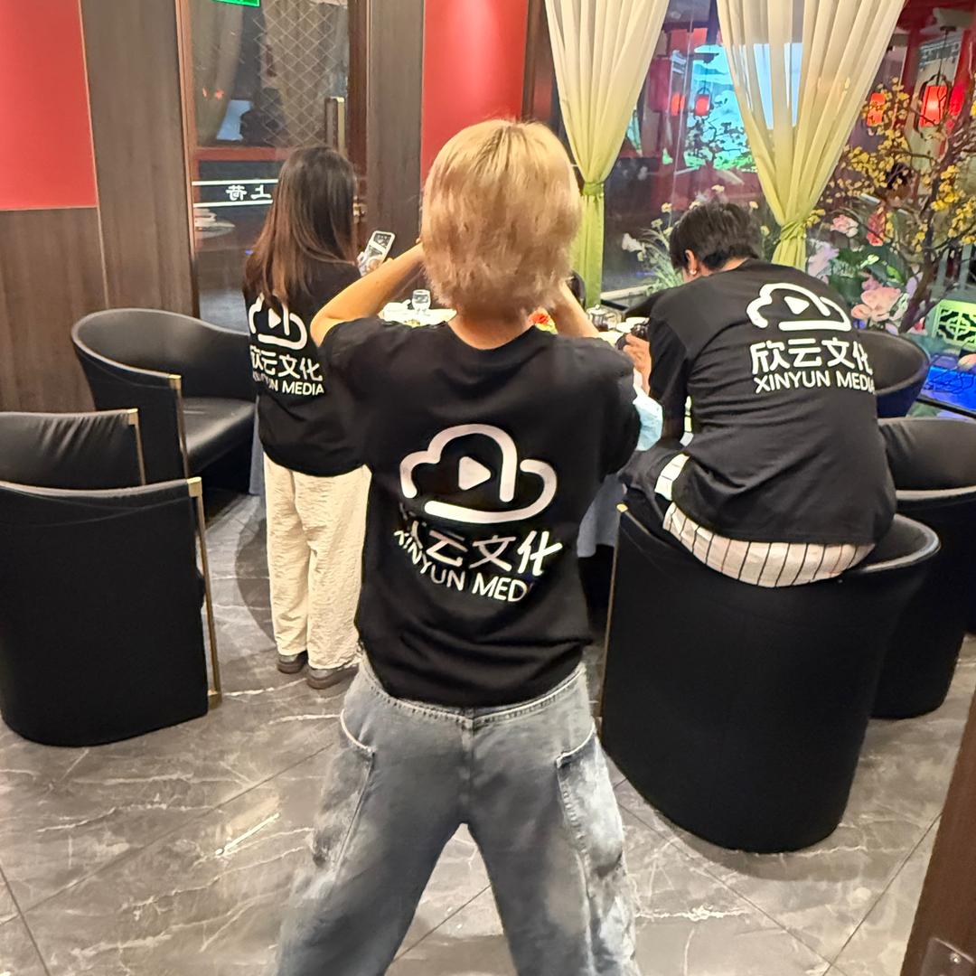 Bonnie和她的100个老板们