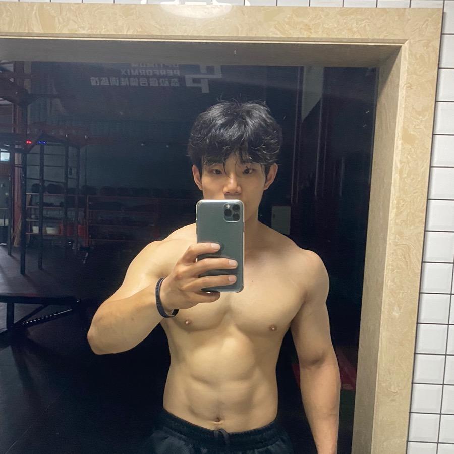 练扣篮的小李