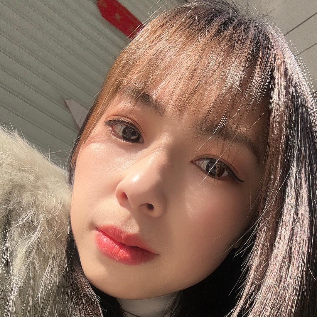 石粘街21号，伊人服装。