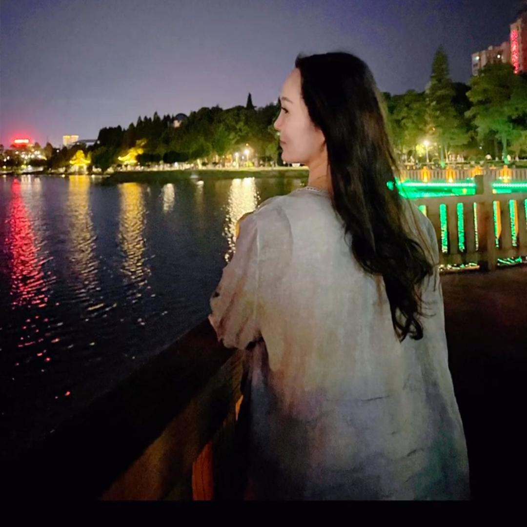 浅笑不语