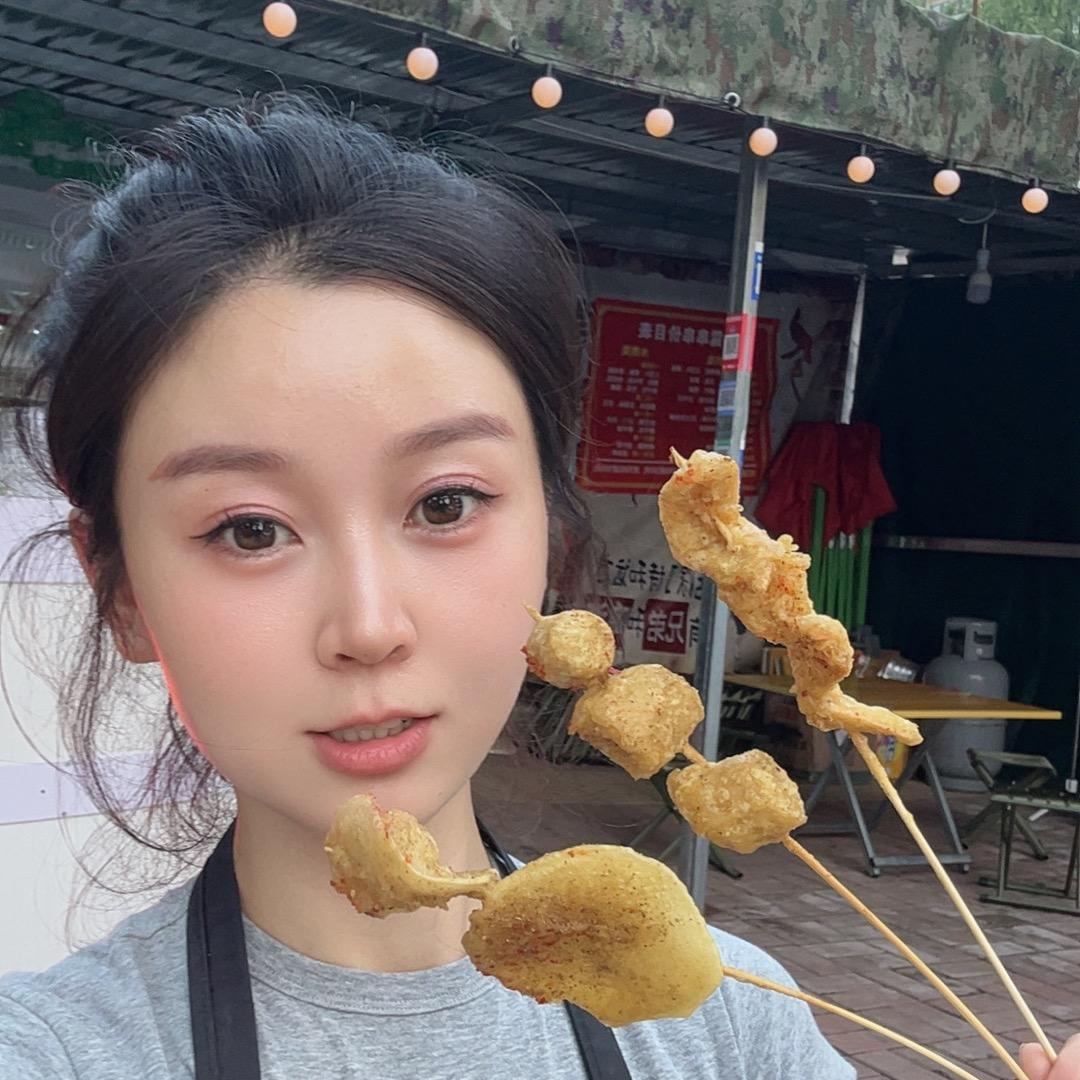 【卖串的小露】