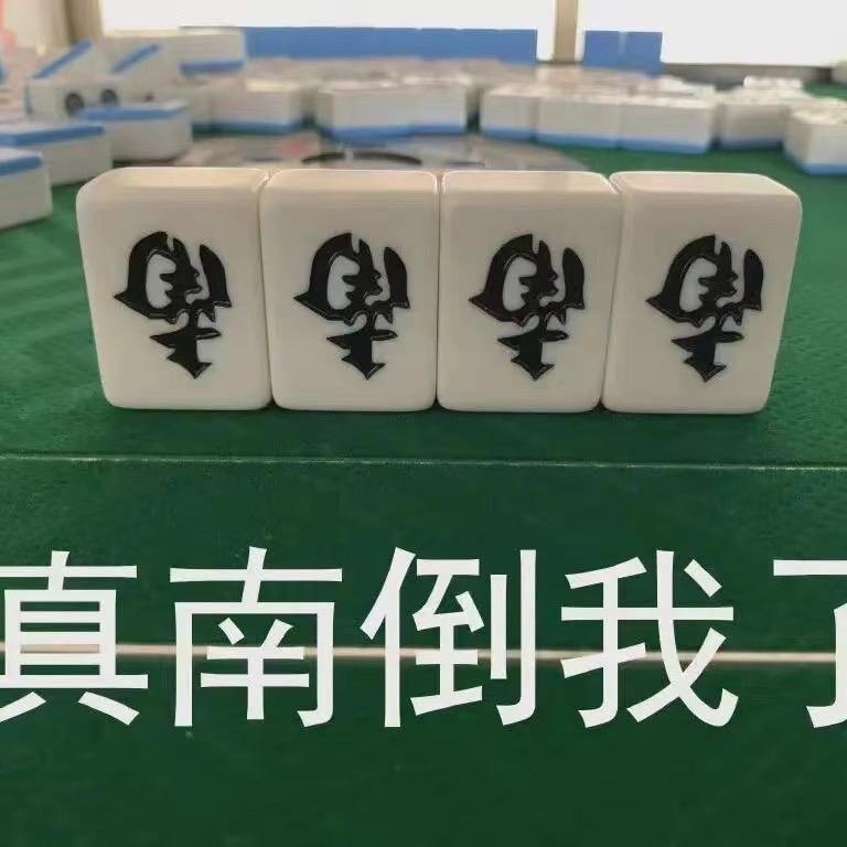 某电影院老板员工一起打人