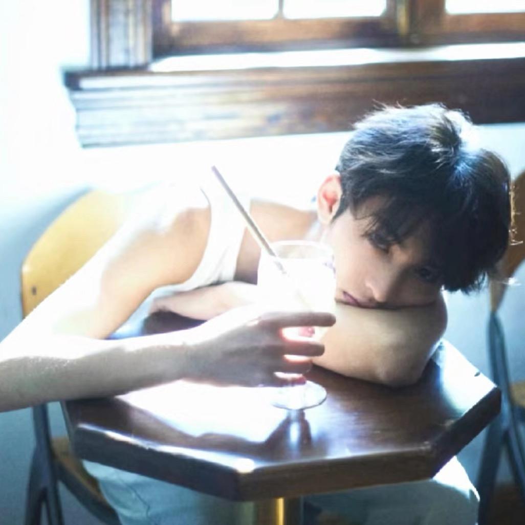 高冷内向的话痨