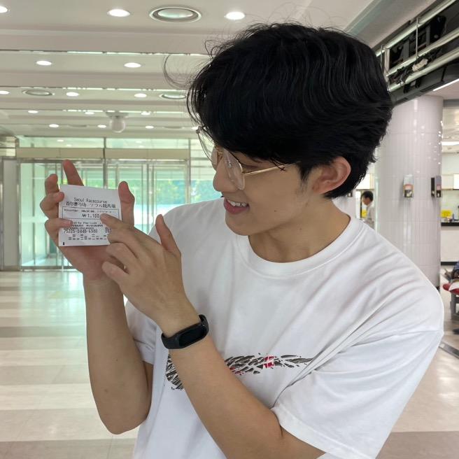 一只爱吃苹果的健身兔