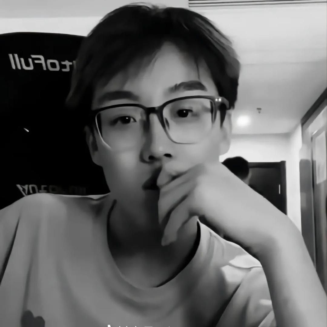 手拿美味肯德 🦶踩by陈泽