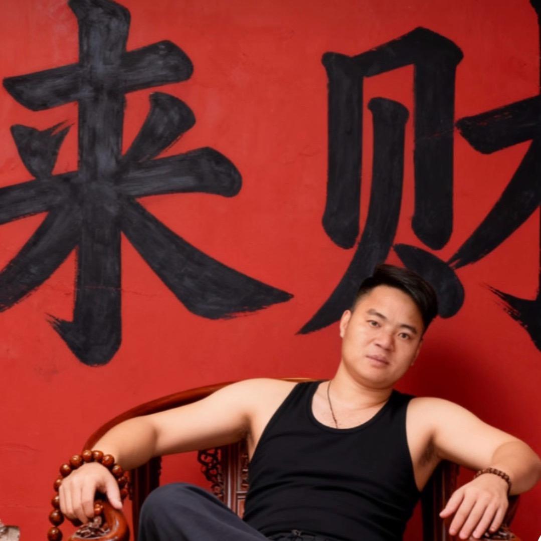 表情不多