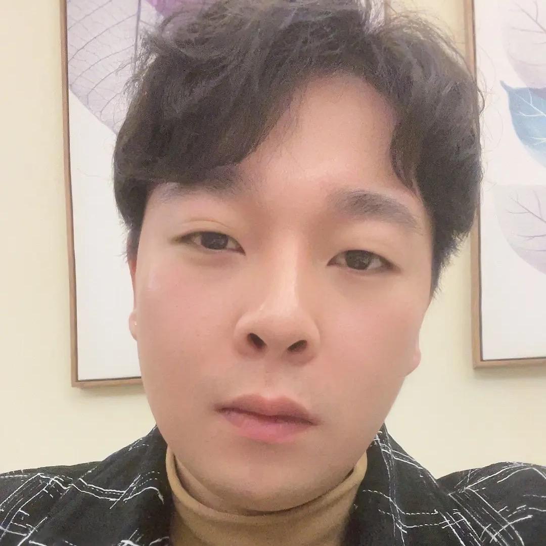 陈哈哈。