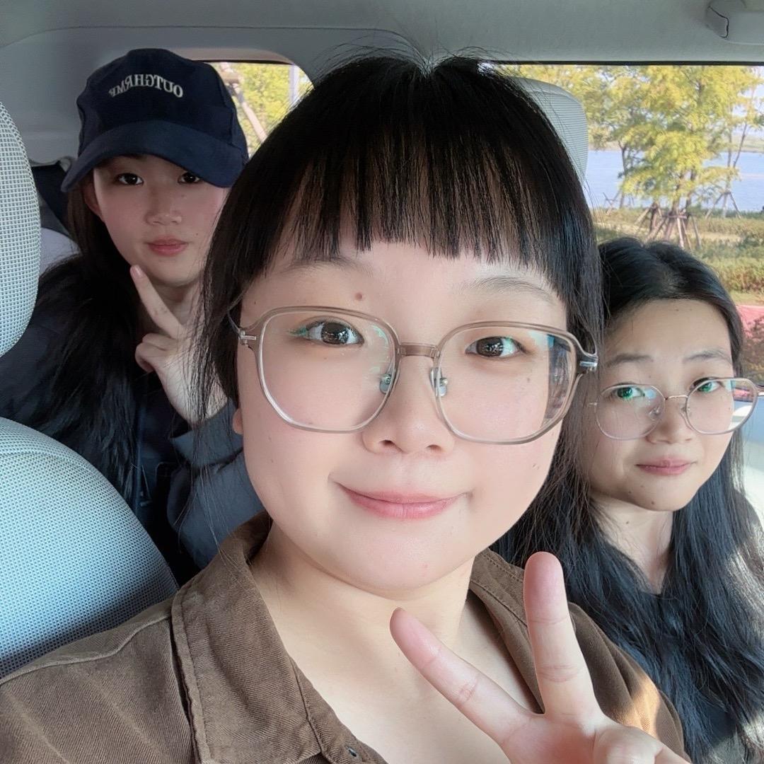 女装针织衫。
