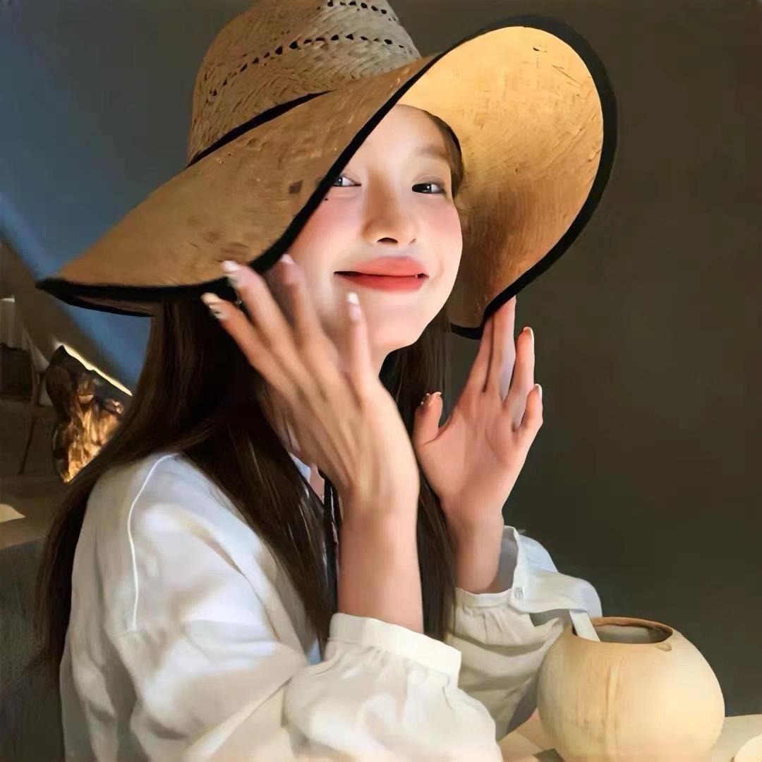 .小熊趴在云朵上