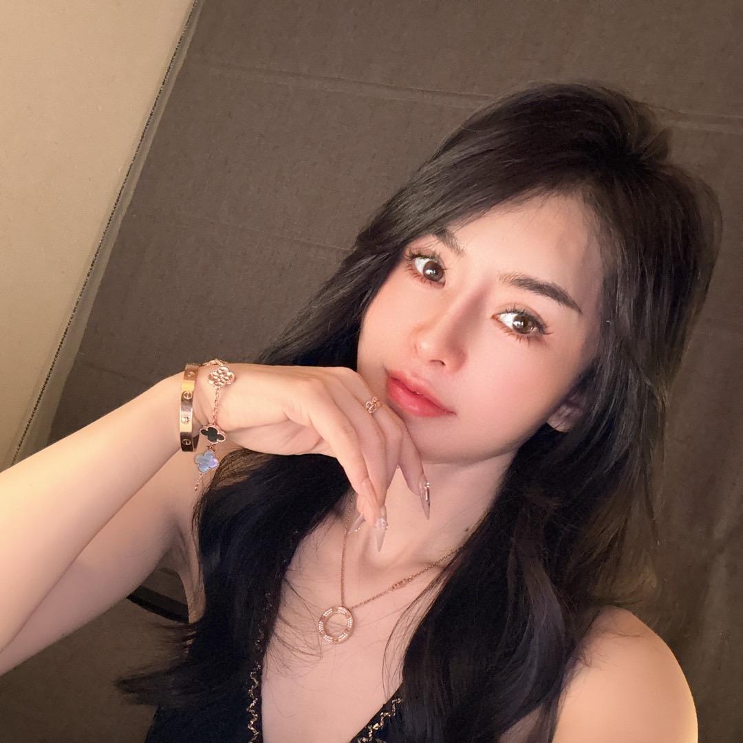梓玥与戴拉轻奢服饰