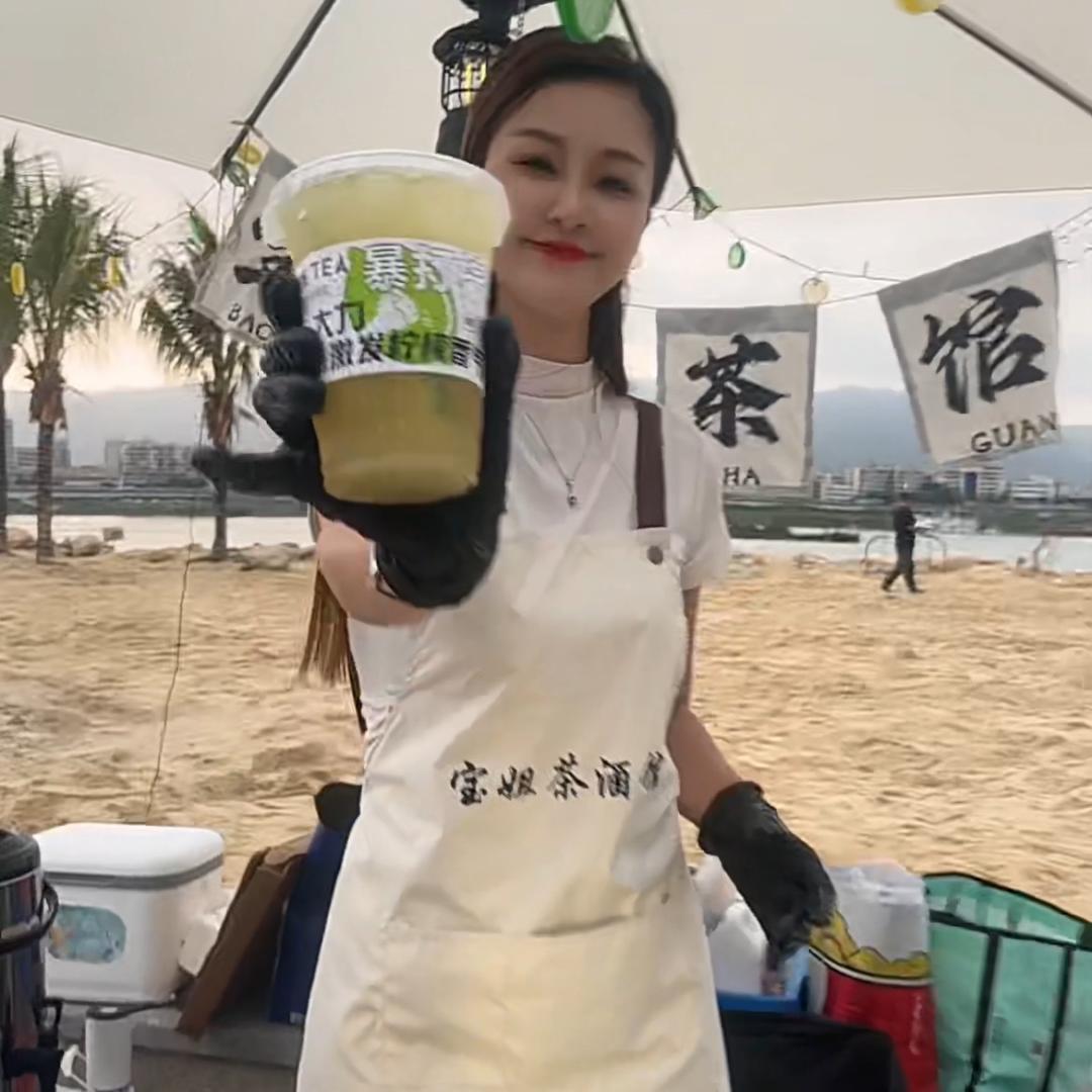 在肇庆摆摊卖柠檬茶、烧烤、精酿啤酒的宝姐