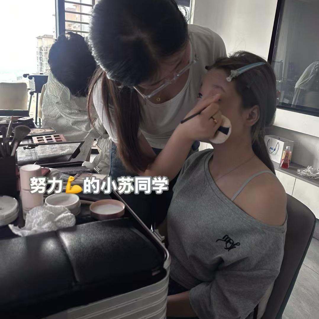大方化妆师小洁