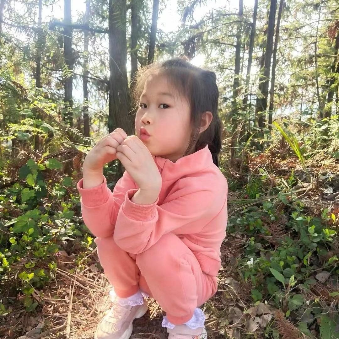 君妍忠哥（左二姐鱼丸老公）