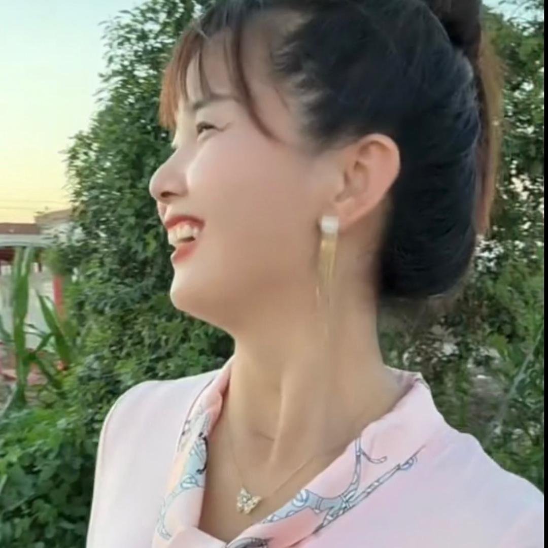 看淡一切💪小妹笑笑