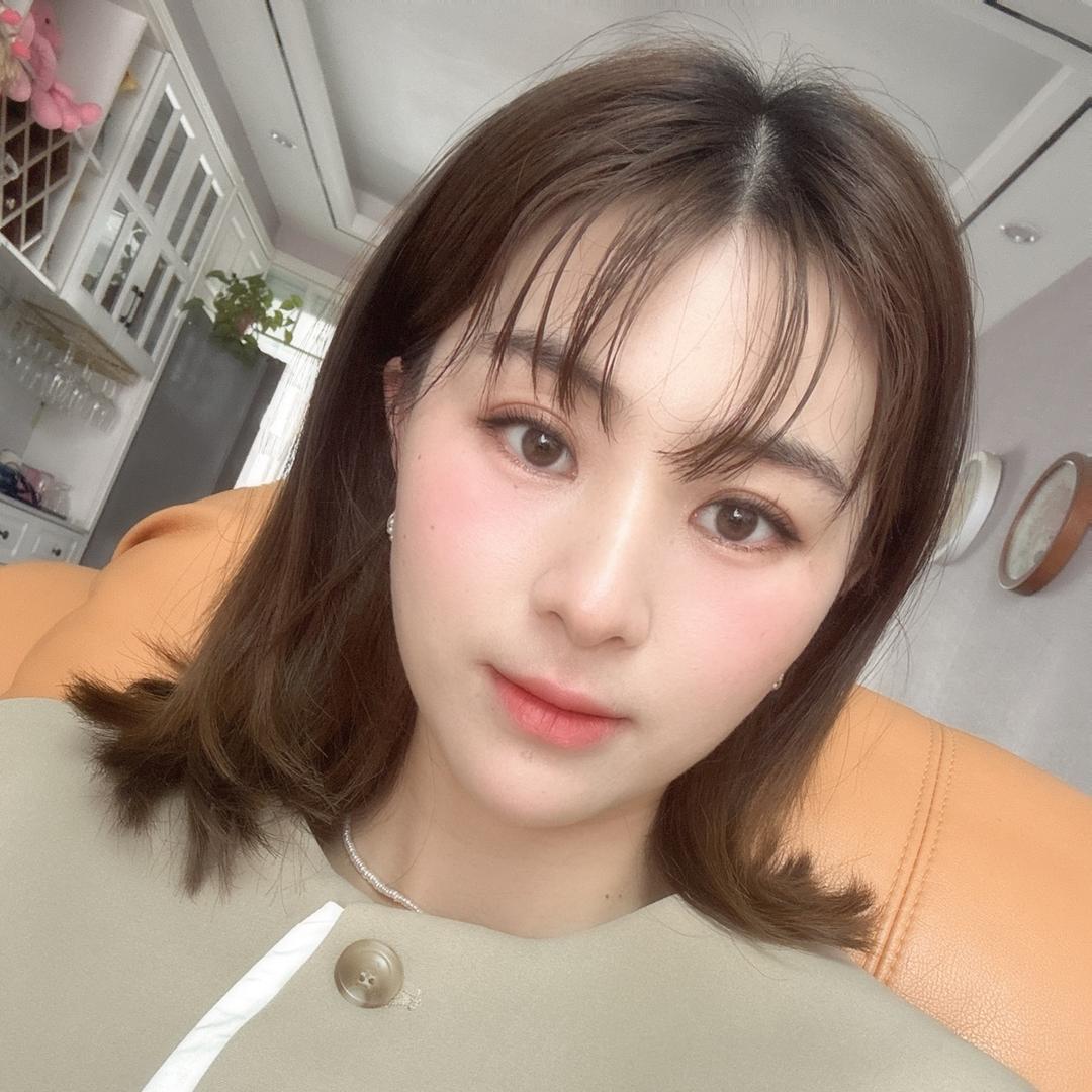 欣欣^