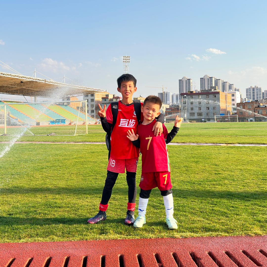 朱红古力•朱红古彧学踢球