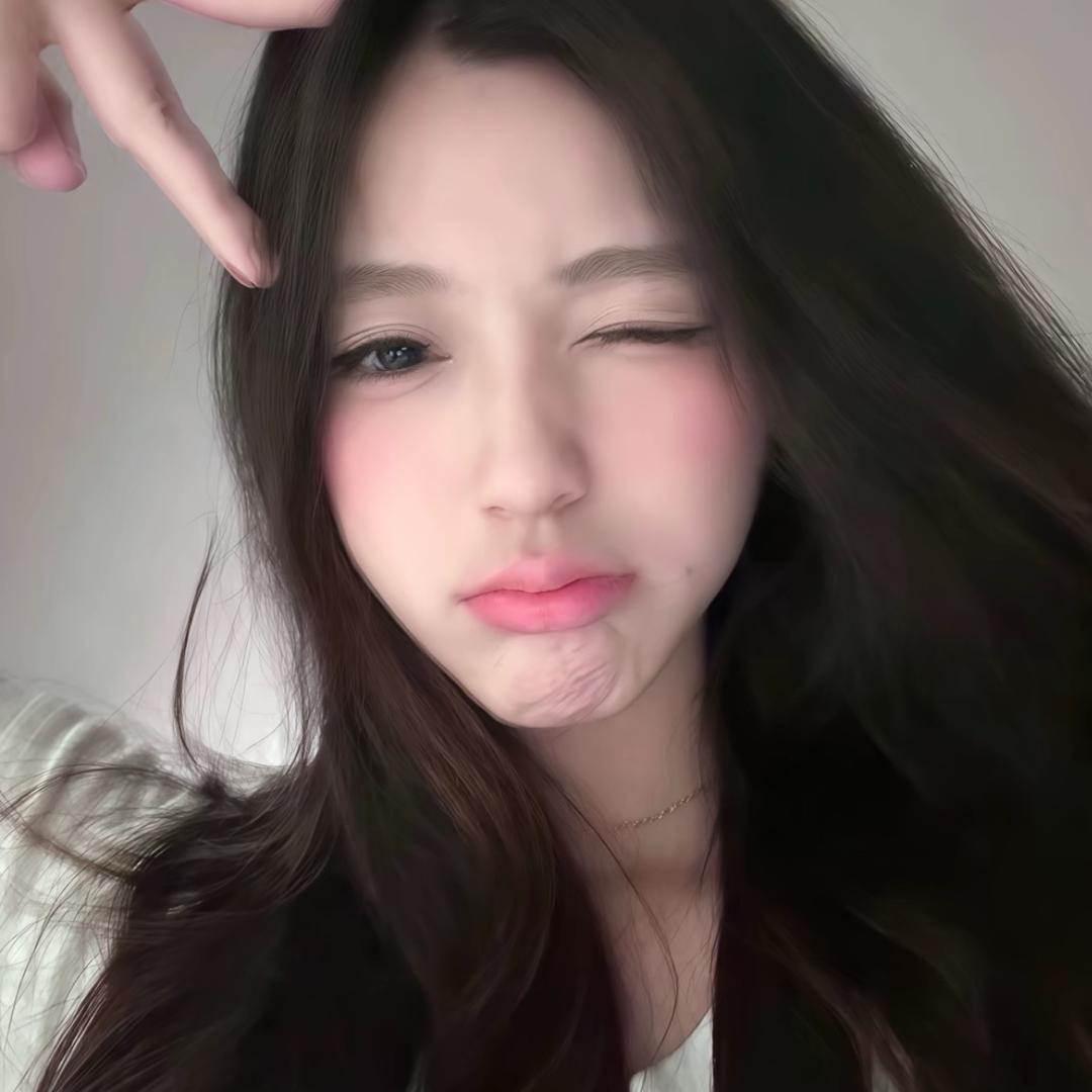李佳薇.