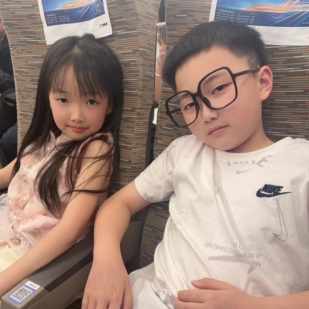 💋嗯，兄妹俩！
