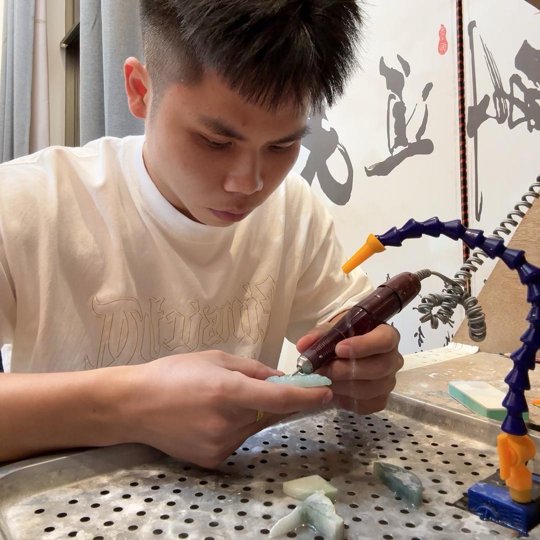 翡翠雕刻阿乐