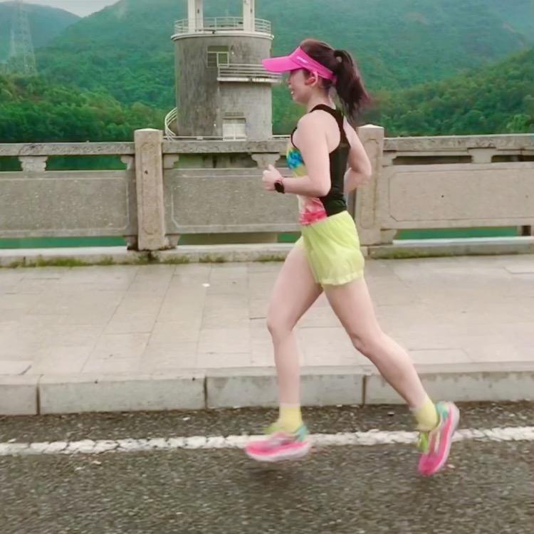 Aimee慢跑的丑小鸭