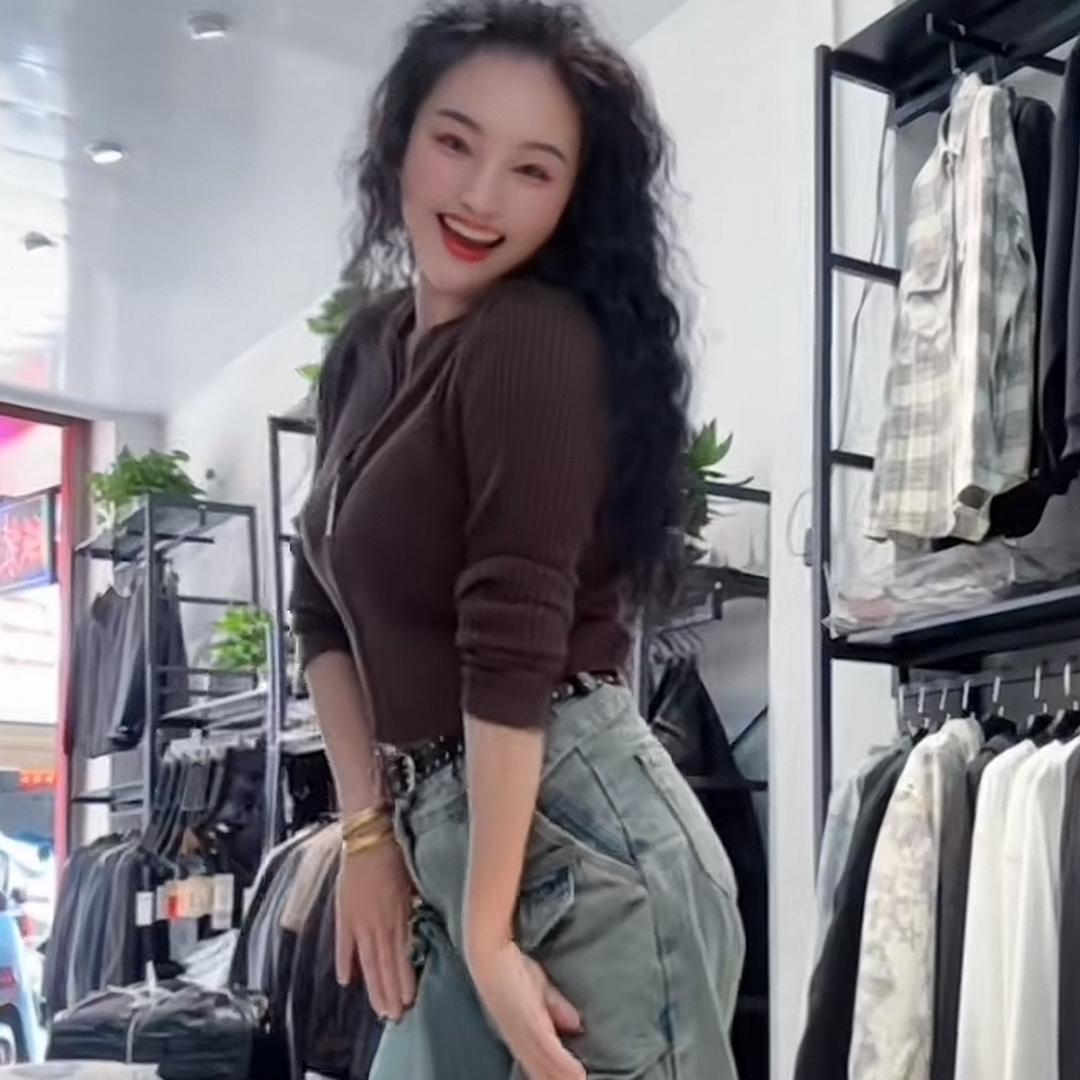 百衣百顺，服装店，婚庆婚介！