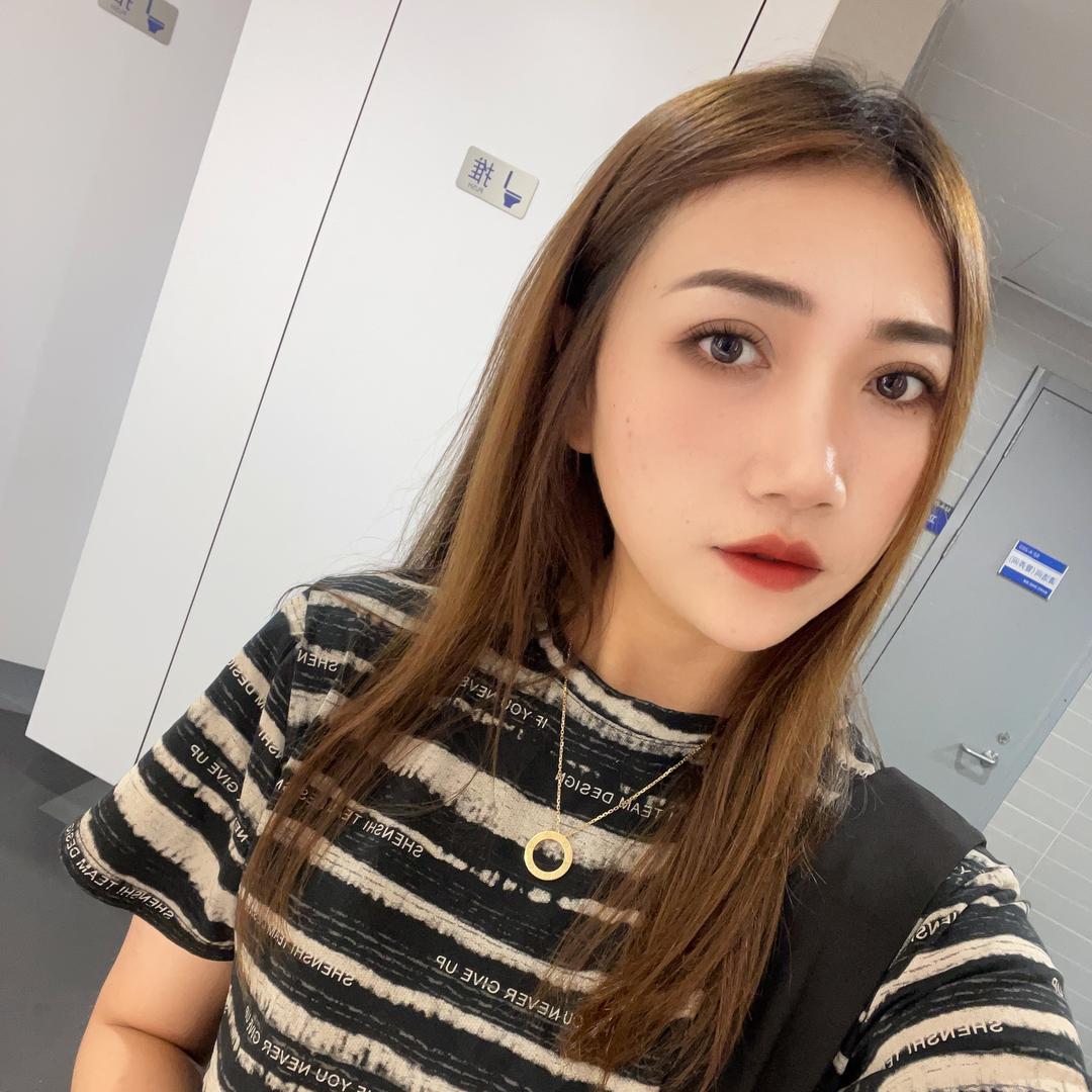 李俏俏的（月月）