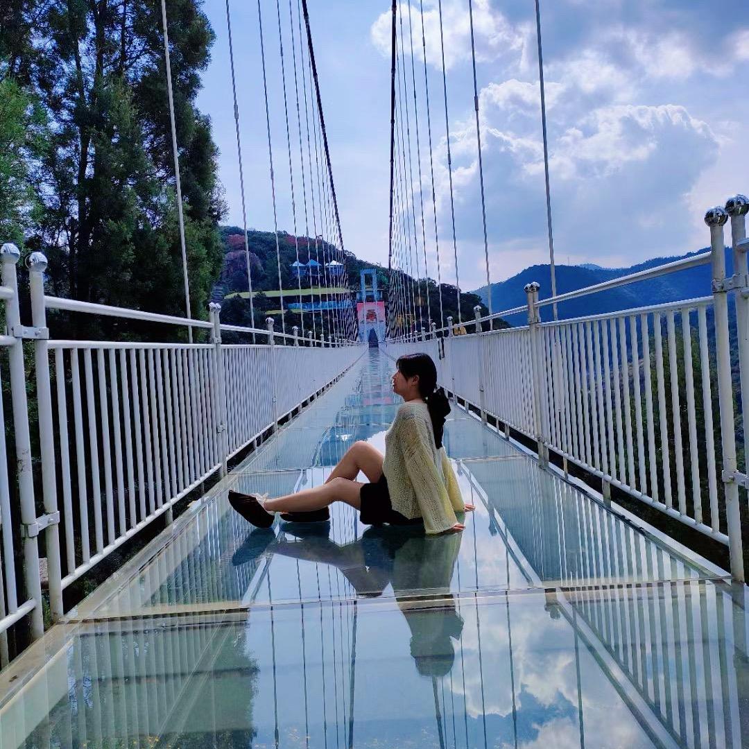 卖珠宝的小姐姐