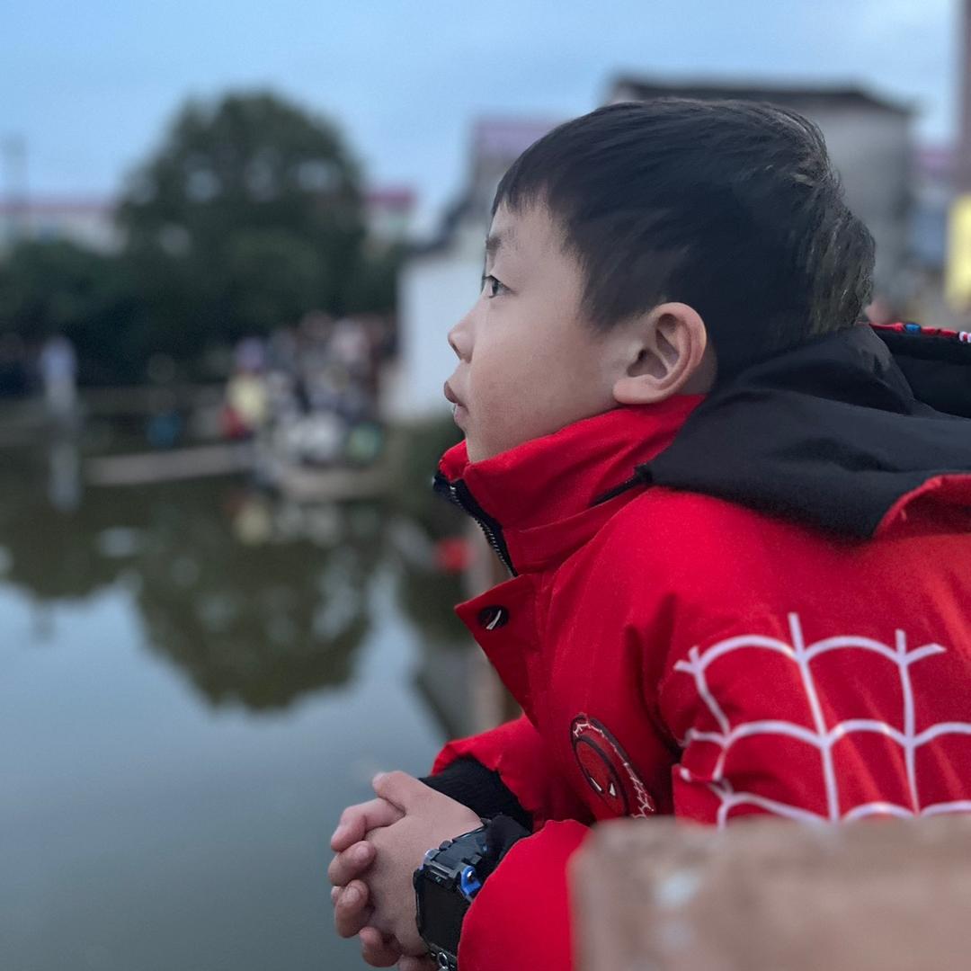 (๑• . •๑)闹