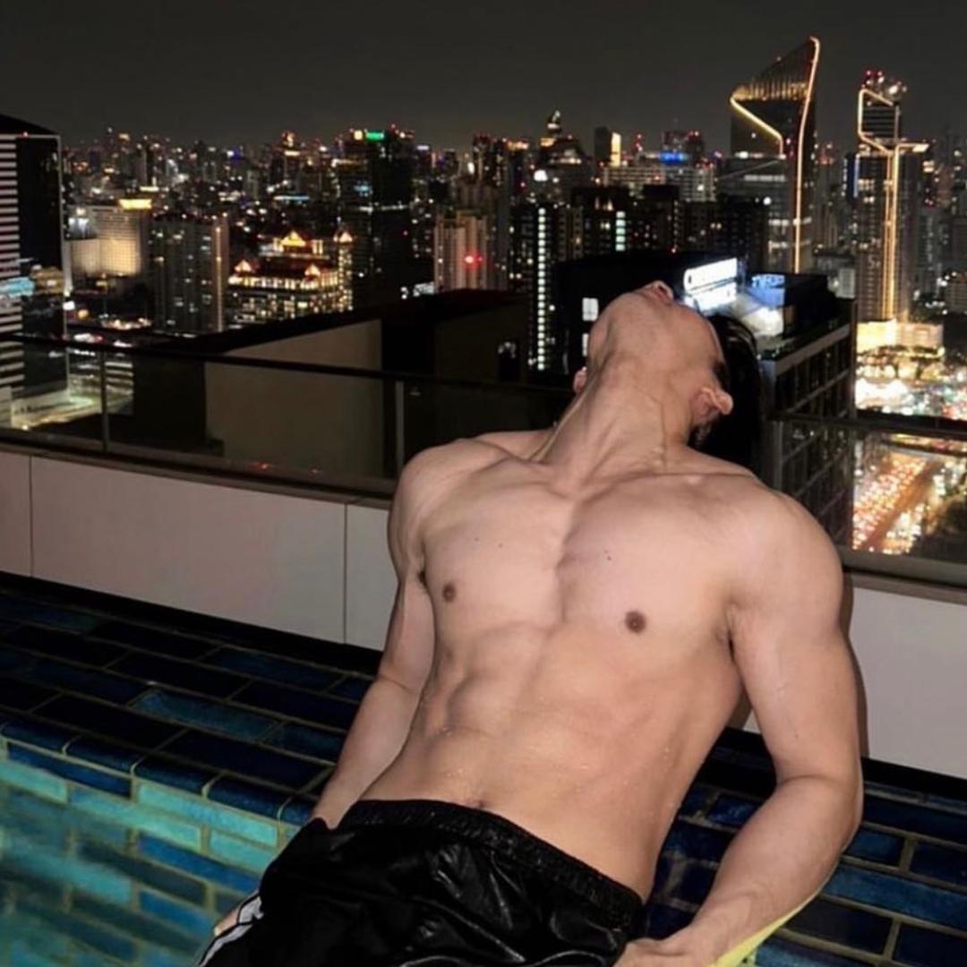 自。