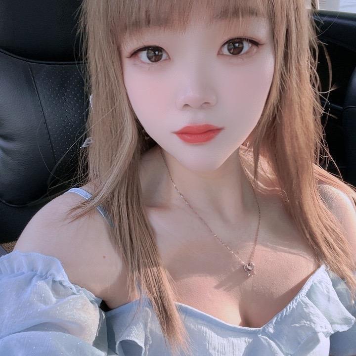 爱笑的女孩🎆🌹