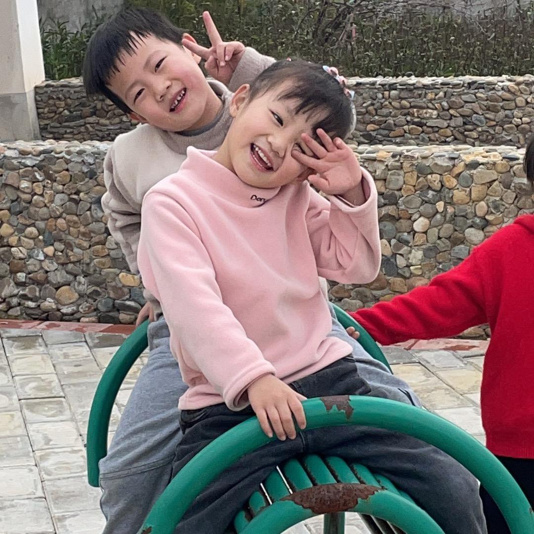 八月༆