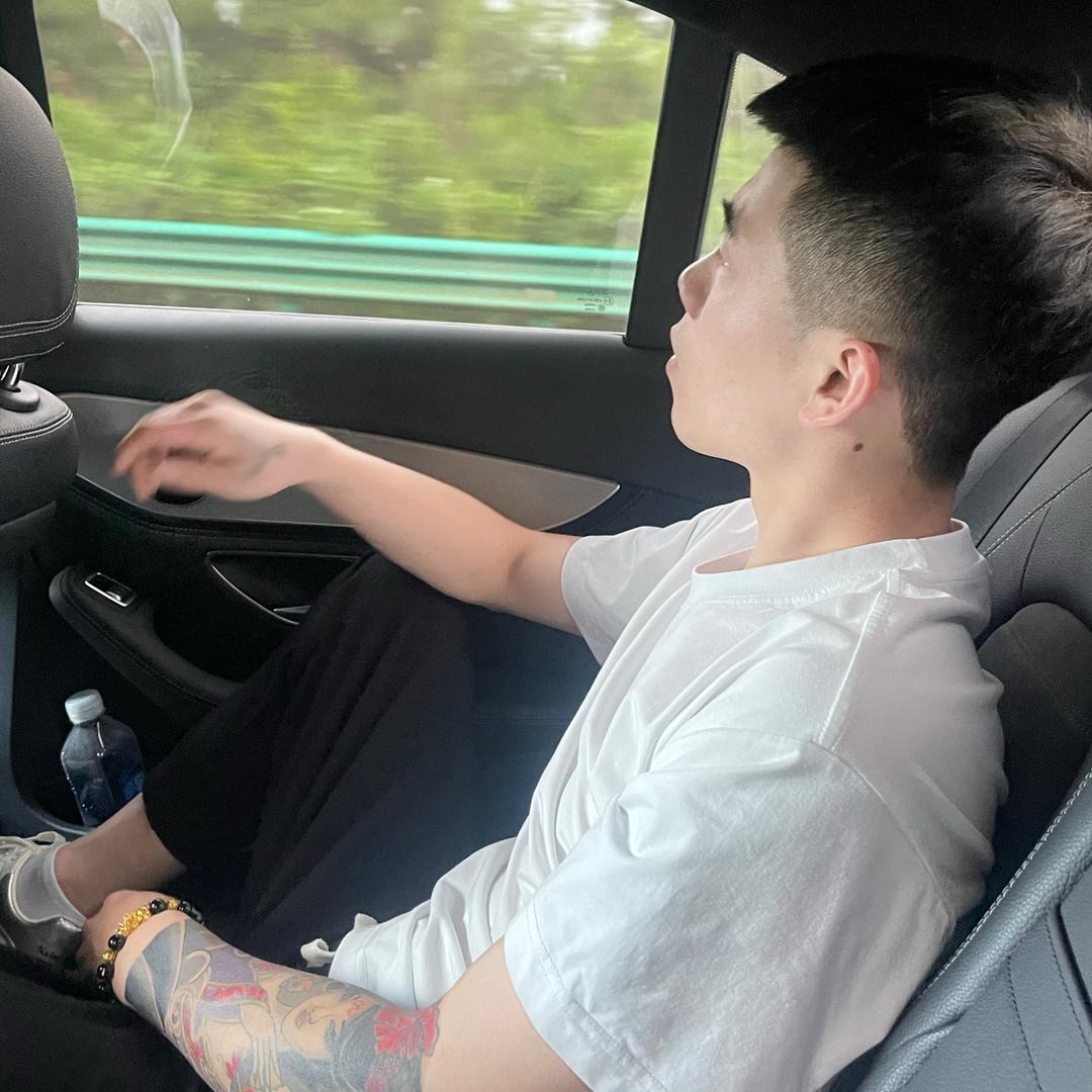 癫癫（单身带两娃）