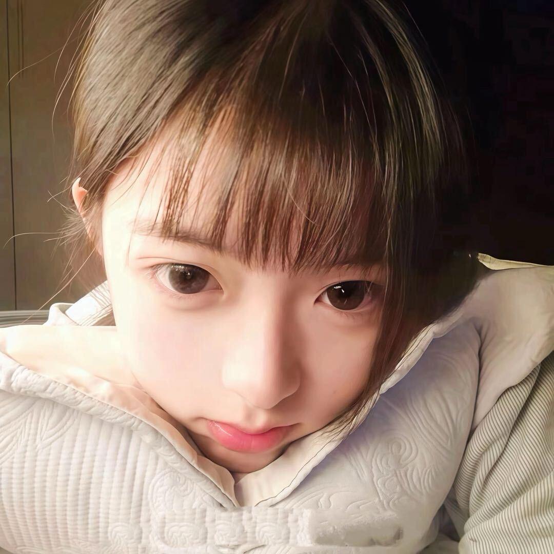 因为卖萌被仇人戳出一颗酒窝