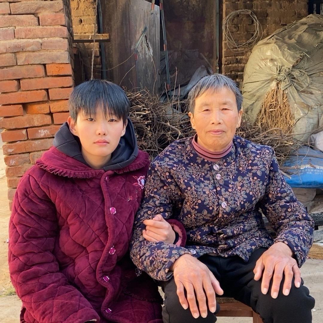 跟着奶奶生活的婷婷