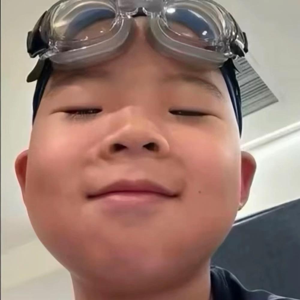 走在雨中的男人