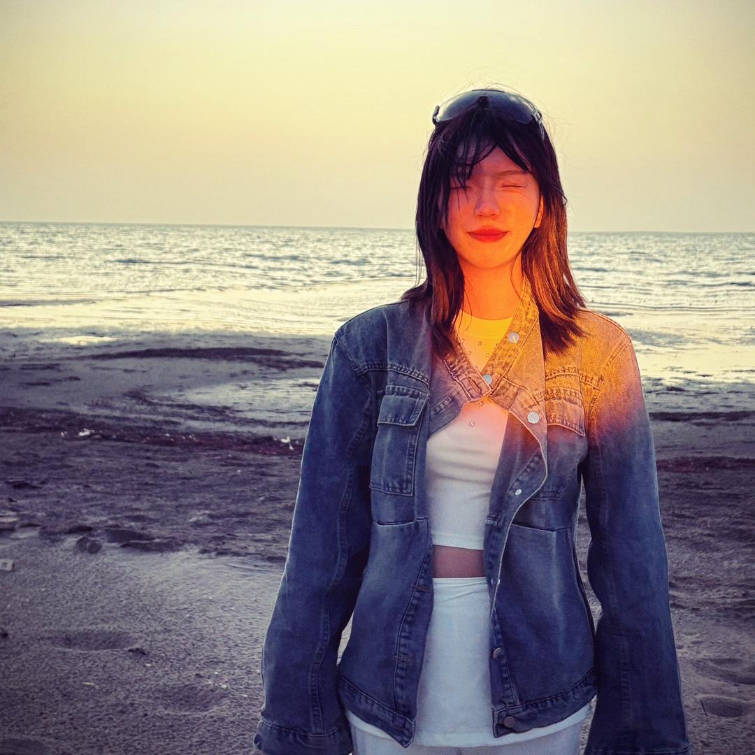 街头的梧桐落叶