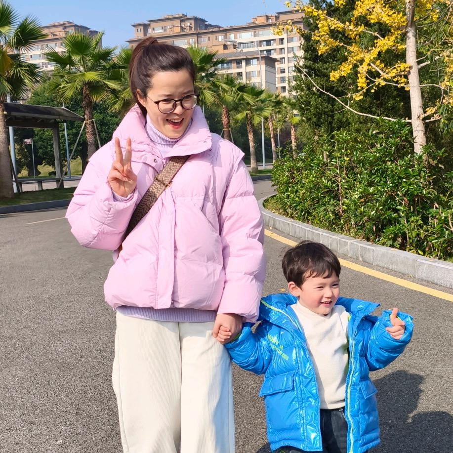 沿口两个小朋友童装店