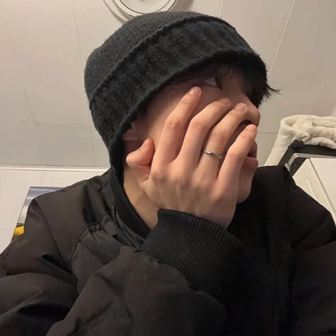 娇弱肌肉男神坐公交被十八个少妇轮流让座