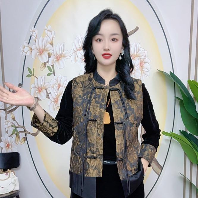 梅朵中老年女装店