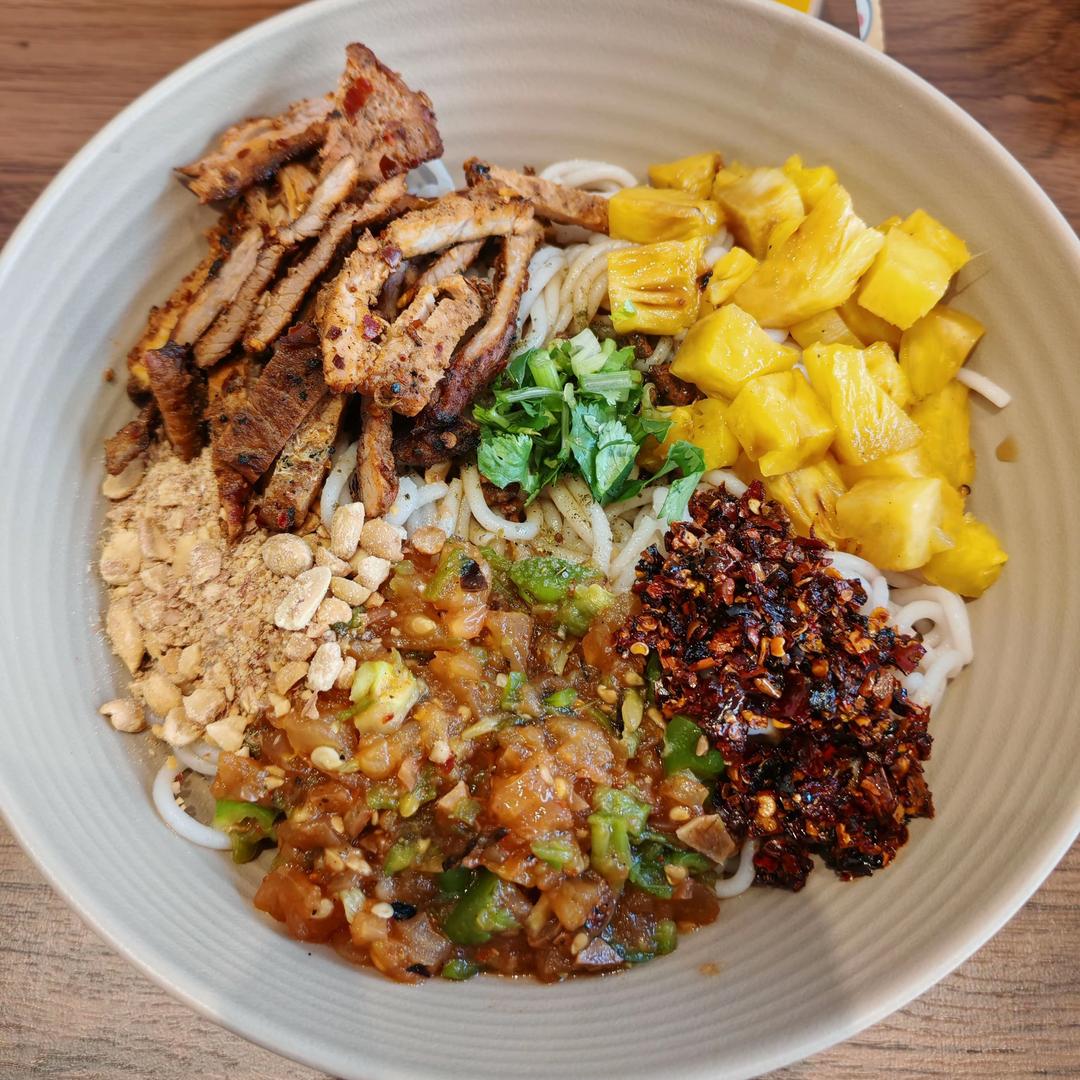 ✨涧西做菠萝🍍烧肉米线丽丽