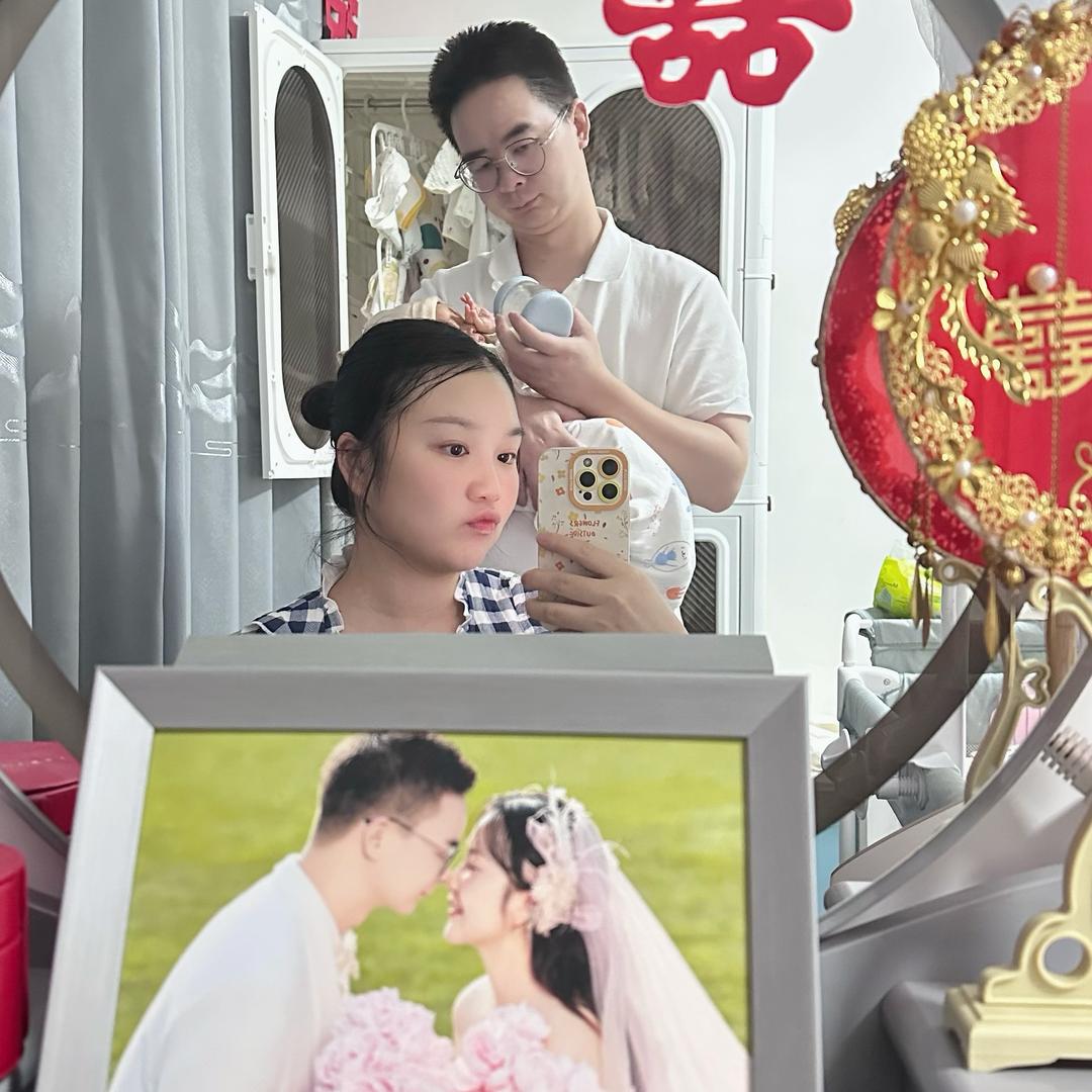 婉儿与文哥（带娃中）