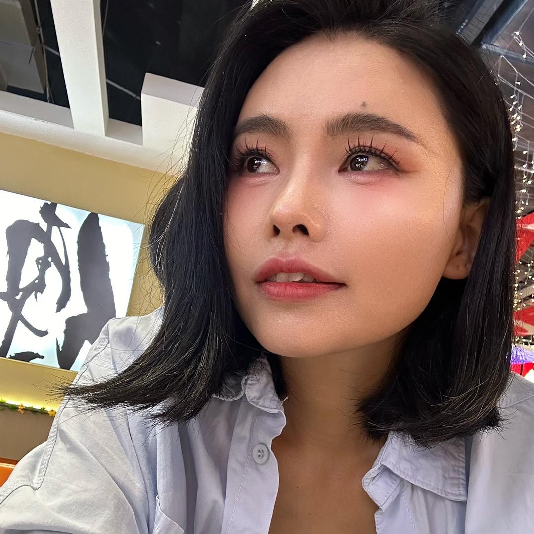 帅呆了的🐷的老婆