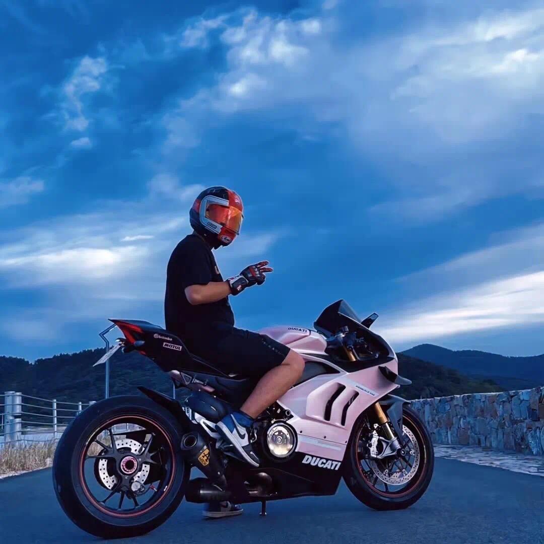 𝐀𝐮𝐫𝐨𝐫𝐚.