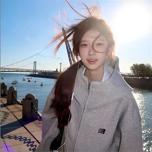 E𝒱ℯ𝓇𝓁ℯ𝒶𝒻