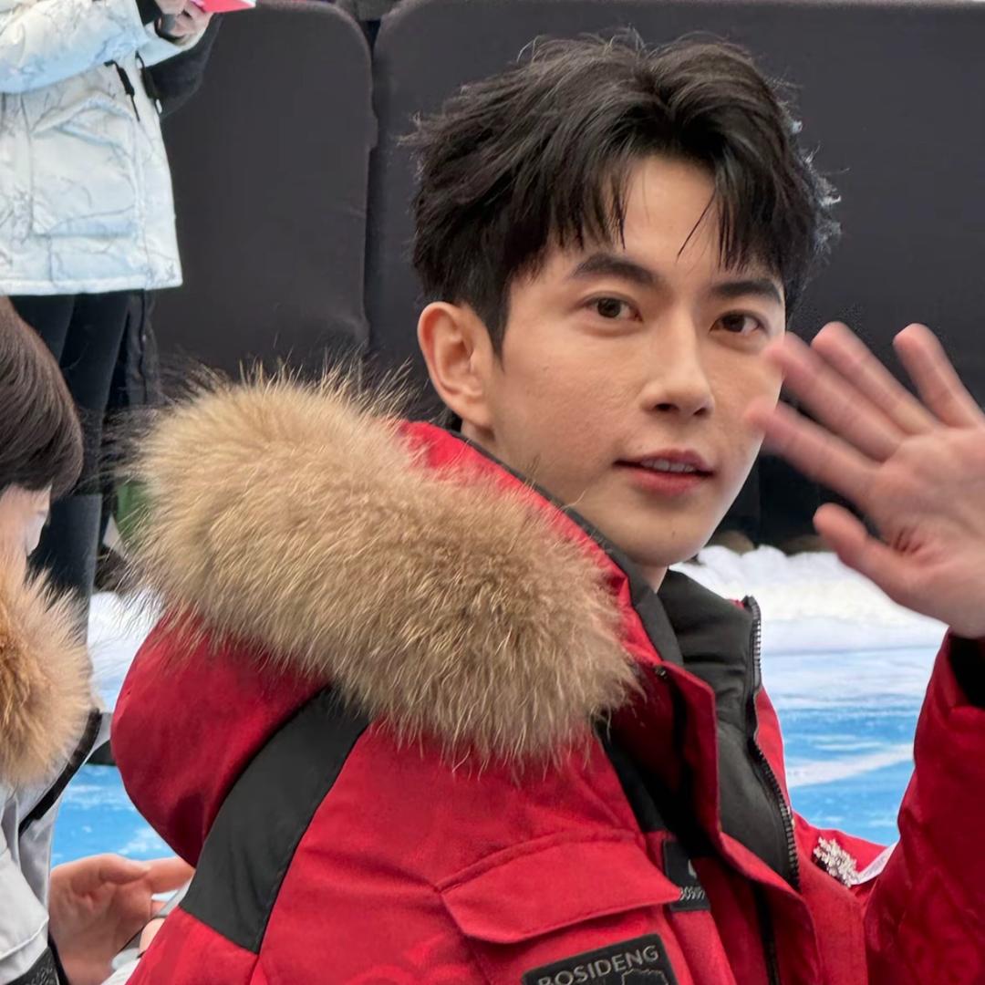 手拿利群烫人腚