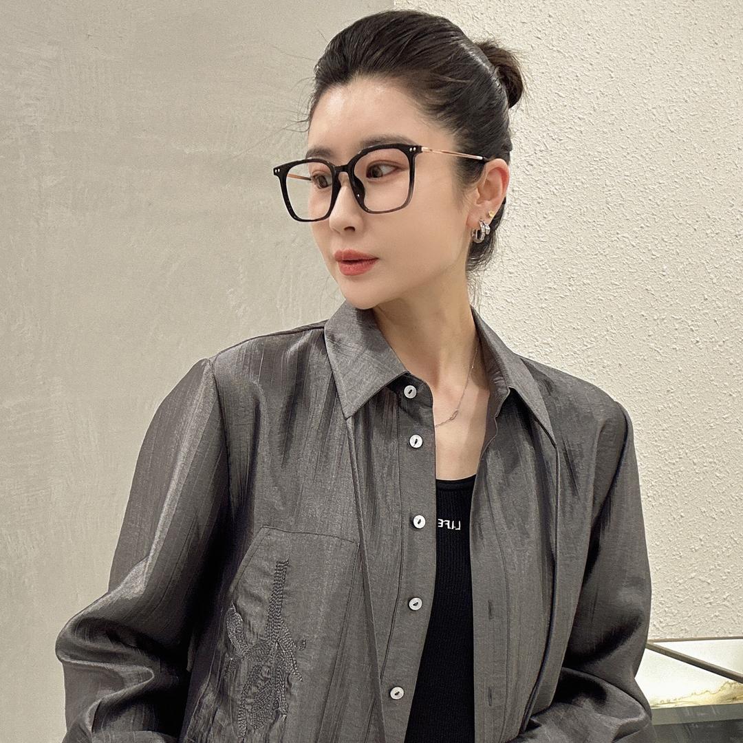 大连普兰店圣卡罗精品服装店